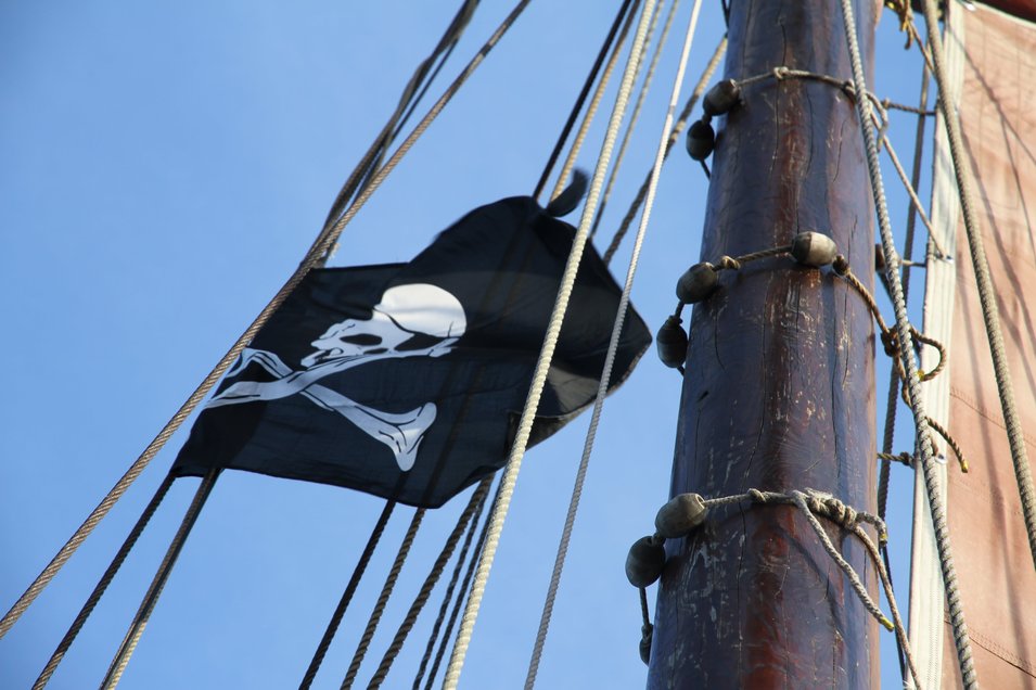 Wehende Piratenflagge am Mast