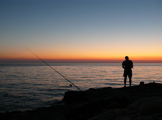 Angler im Sonnenuntergang