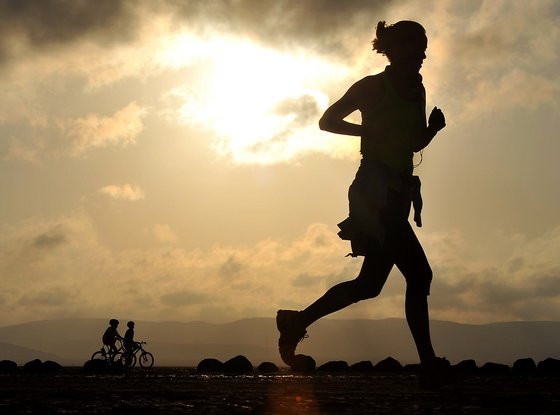 Jogger im Sonnenuntergang