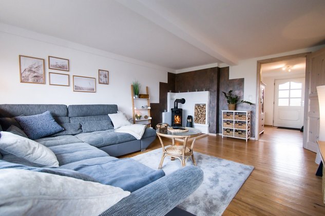 Wohnzimmer mit Kamin