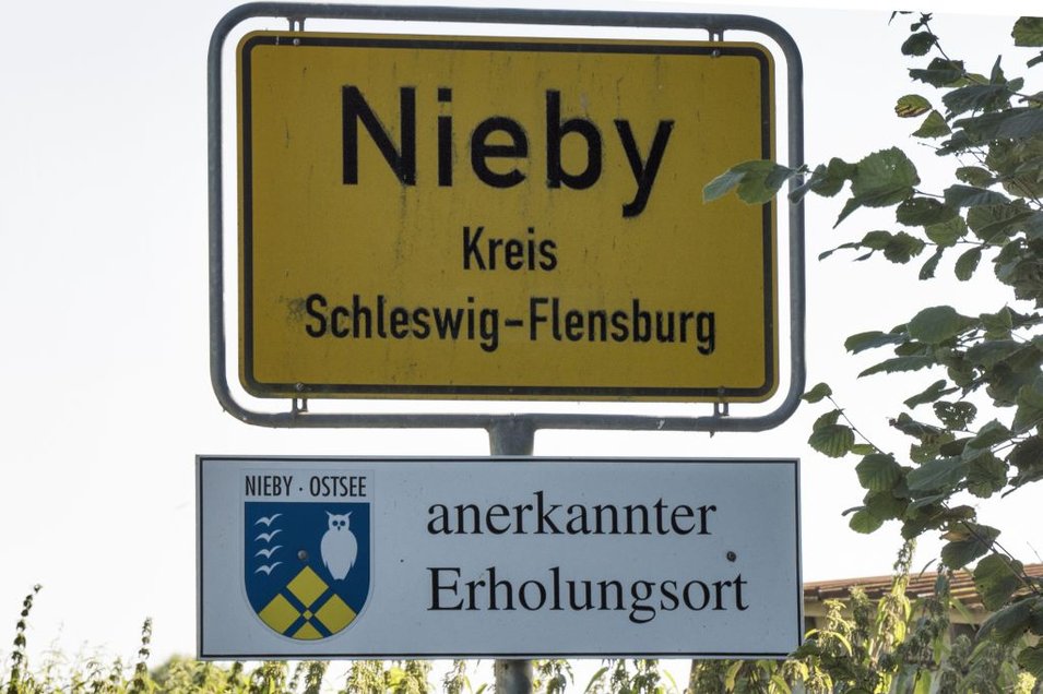 Nieby, Ortsschild