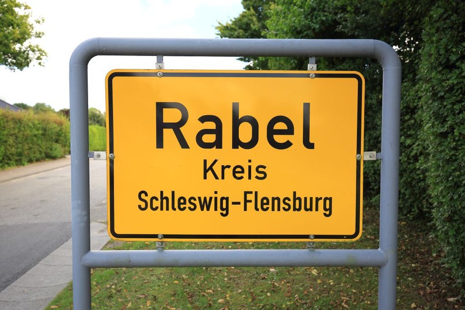 Rabel, Ortsschild